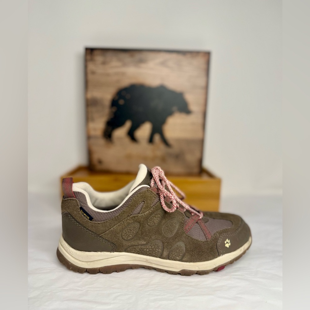 🌸JACK WOLFSKIN pre-owned hiking shoes. Size 7. WHILING03.